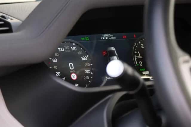 Land Rover Defender (2022) thumbnail 27