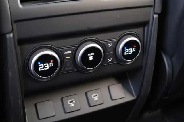 Land Rover Defender (2022) thumbnail 30