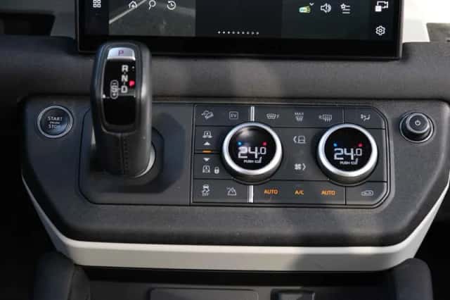 Land Rover Defender (2022) thumbnail 34