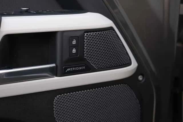 Land Rover Defender (2022) thumbnail 36