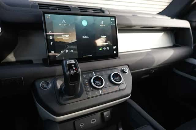 Land Rover Defender (2022) thumbnail 40