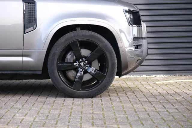 Land Rover Defender (2022) thumbnail 10