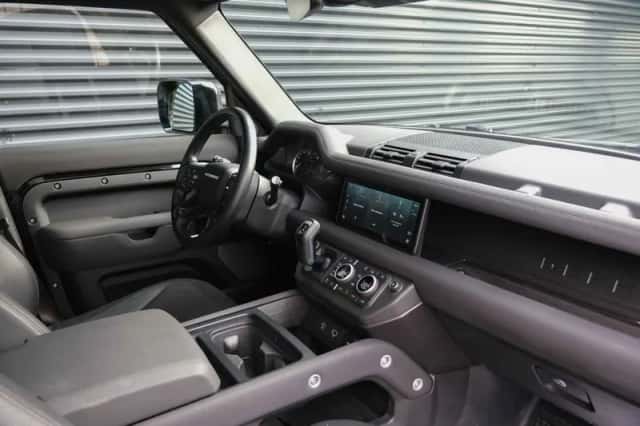 Land Rover Defender (2022) thumbnail 13
