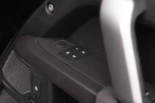 Land Rover Defender (2022) thumbnail 14