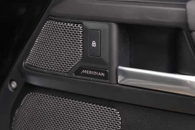 Land Rover Defender (2022) thumbnail 16