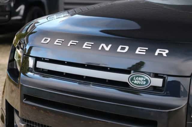 Land Rover Defender (2022) thumbnail 3