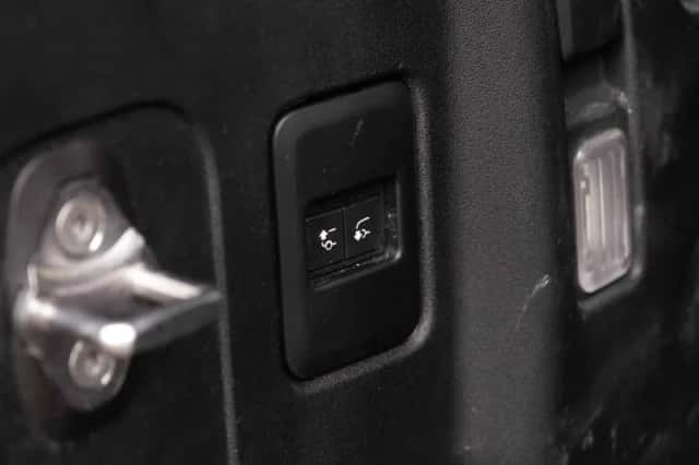 Land Rover Defender (2022) thumbnail 21