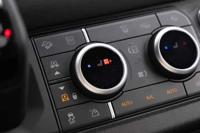 Land Rover Defender (2022) thumbnail 23