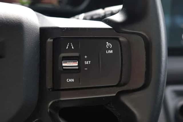 Land Rover Defender (2022) thumbnail 30