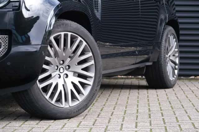 Land Rover Defender (2022) thumbnail 4