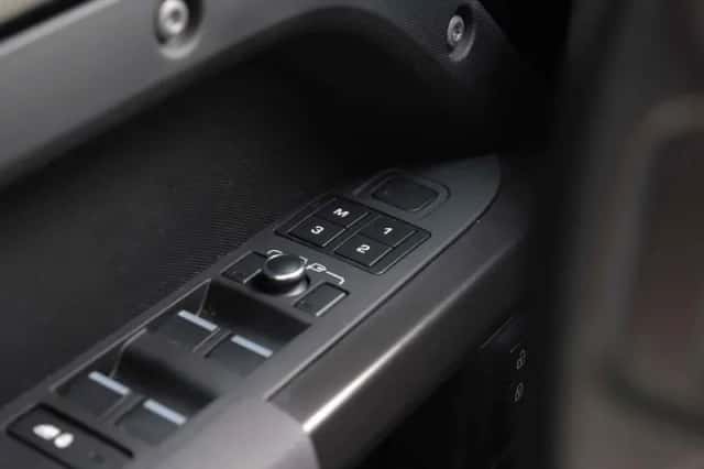 Land Rover Defender (2022) thumbnail 33