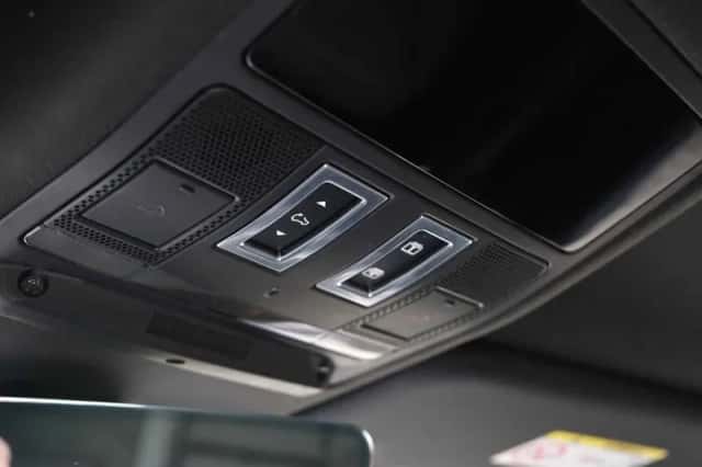 Land Rover Defender (2022) thumbnail 34