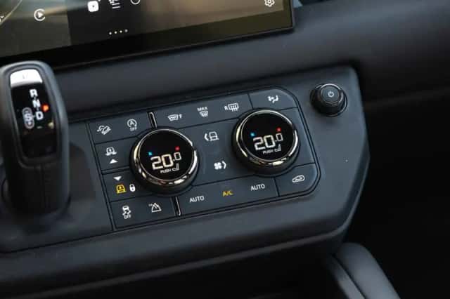 Land Rover Defender (2025) thumbnail 22