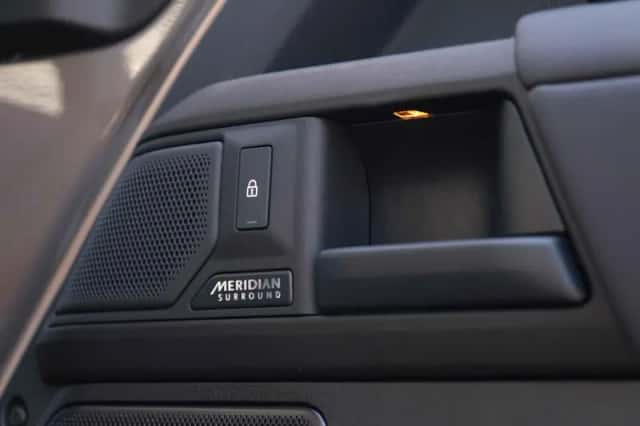 Land Rover Defender (2025) thumbnail 32