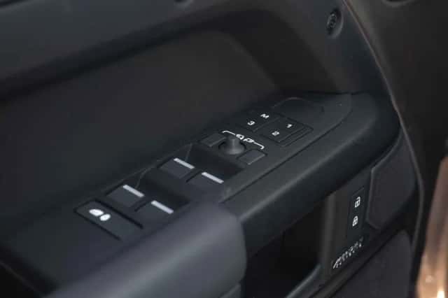 Land Rover Defender (2025) thumbnail 33