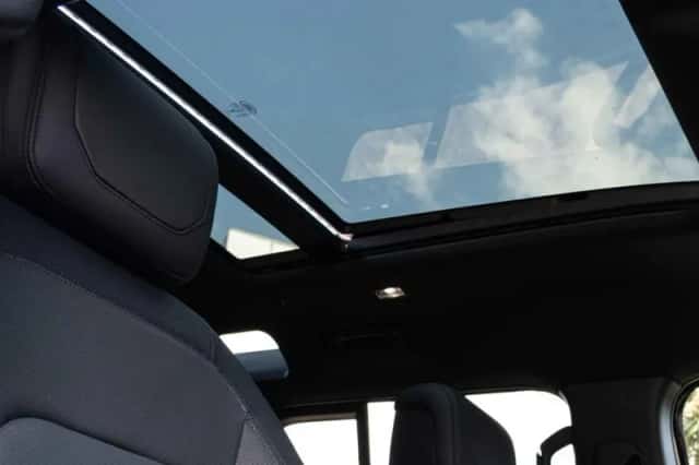 Land Rover Defender (2025) thumbnail 24