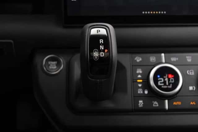 Land Rover Defender (2025) thumbnail 32