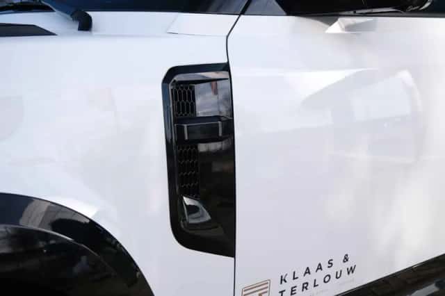 Land Rover Defender (2025) thumbnail 14