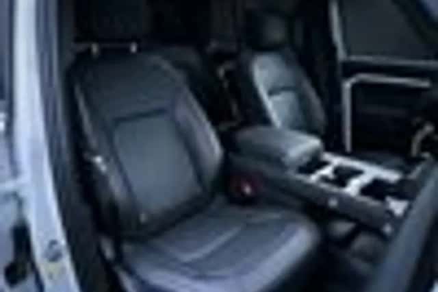 Land Rover Defender (2025) thumbnail 33