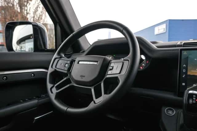 Land Rover Defender (2024) thumbnail 14