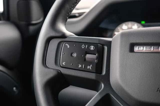 Land Rover Defender (2024) thumbnail 15