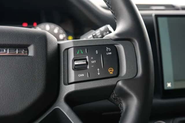 Land Rover Defender (2024) thumbnail 16