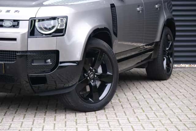 Land Rover Defender (2024) thumbnail 3