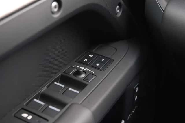 Land Rover Defender (2024) thumbnail 28
