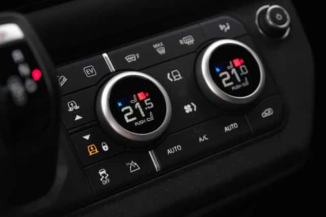 Land Rover Defender (2024) thumbnail 29