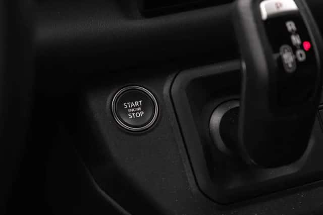 Land Rover Defender (2024) thumbnail 30