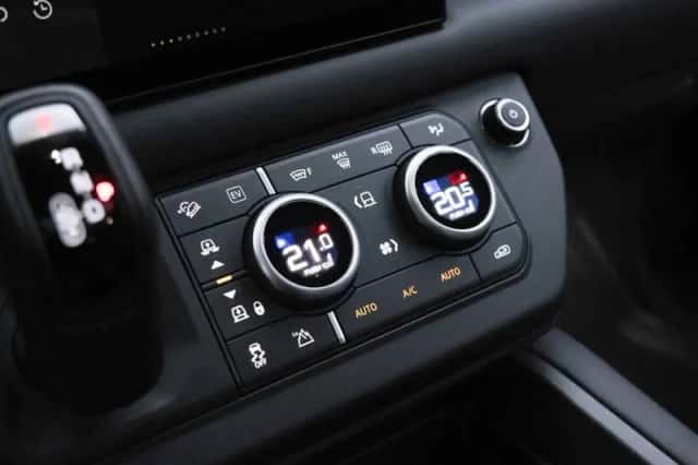 Land Rover Defender (2024) thumbnail 31