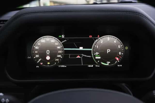 Land Rover Defender (2024) thumbnail 32