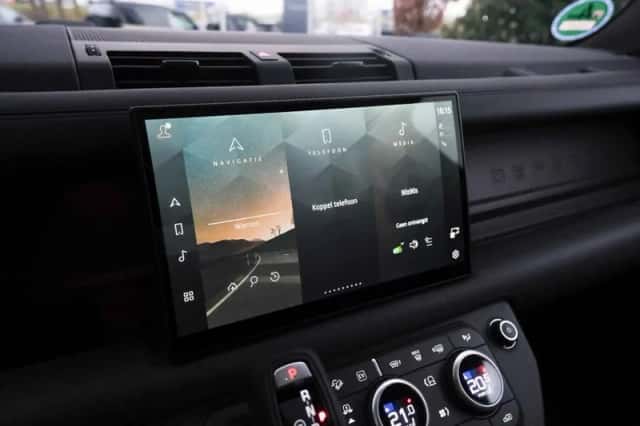 Land Rover Defender (2024) thumbnail 33