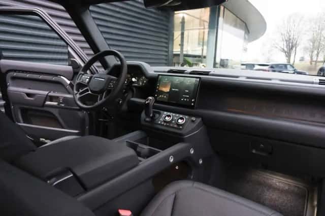 Land Rover Defender (2024) thumbnail 5