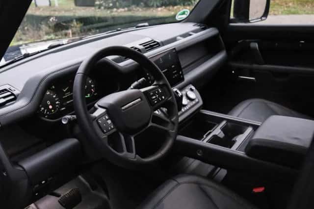 Land Rover Defender (2024) thumbnail 6