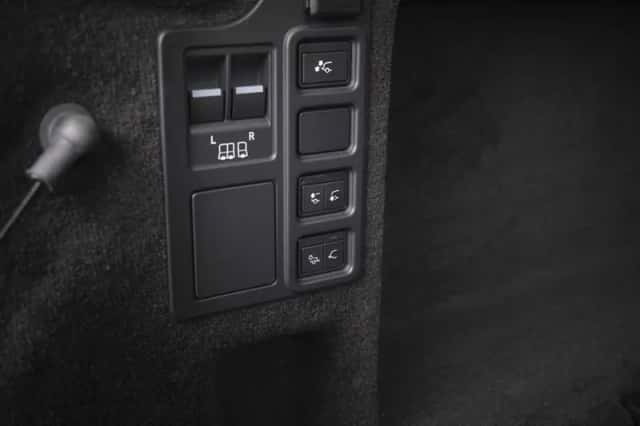 Land Rover Discovery (2023) thumbnail 39