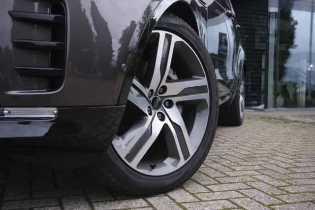 Land Rover Discovery (2023) thumbnail 5