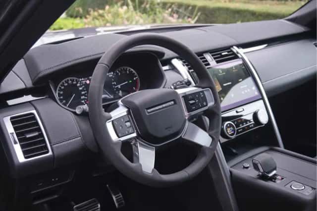 Land Rover Discovery (2023) thumbnail 6