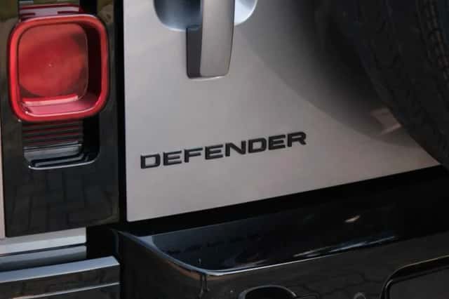 Land Rover Defender (2023) thumbnail 13