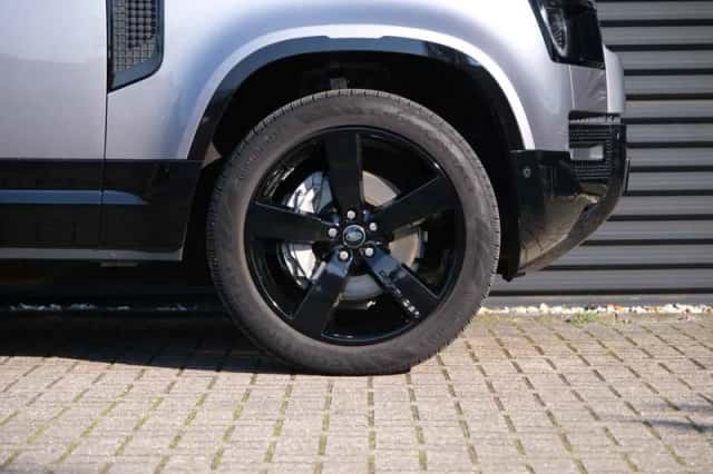 Land Rover Defender (2023) thumbnail 14