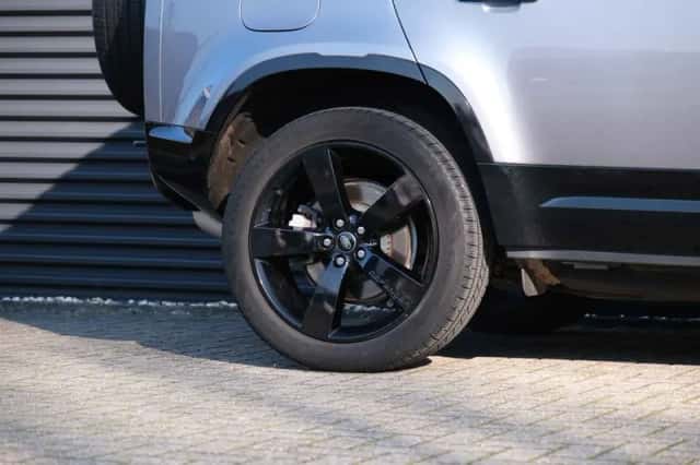Land Rover Defender (2023) thumbnail 15