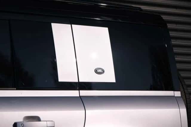 Land Rover Defender (2023) thumbnail 16