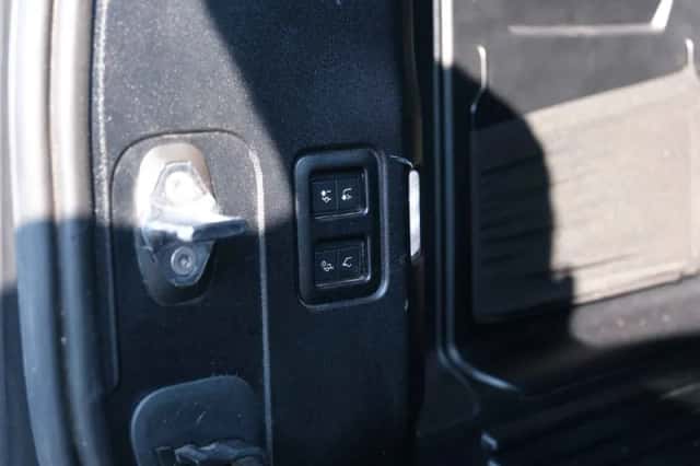 Land Rover Defender (2023) thumbnail 18