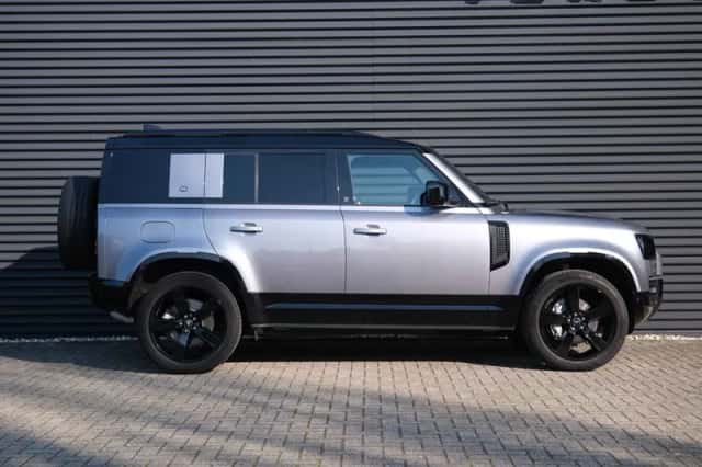 Land Rover Defender (2023) thumbnail 3