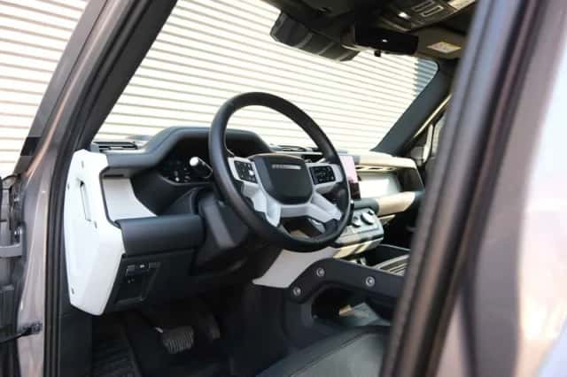 Land Rover Defender (2023) thumbnail 22