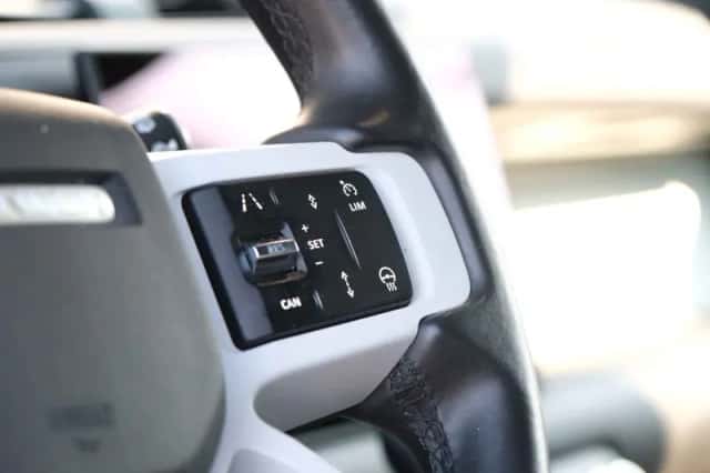 Land Rover Defender (2023) thumbnail 24