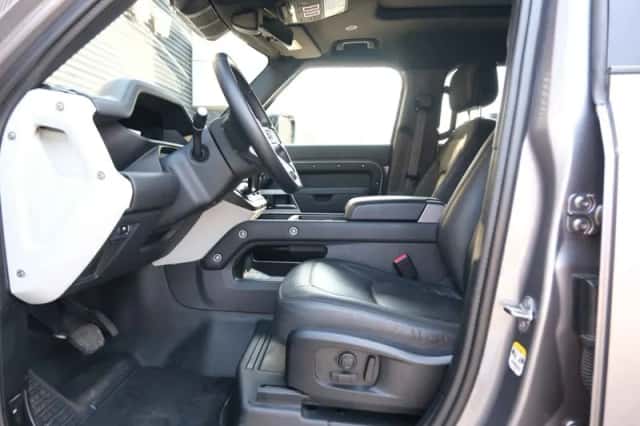 Land Rover Defender (2023) thumbnail 28