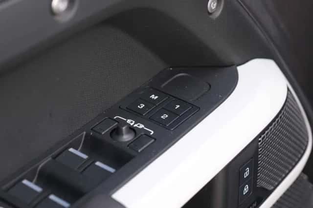 Land Rover Defender (2023) thumbnail 30