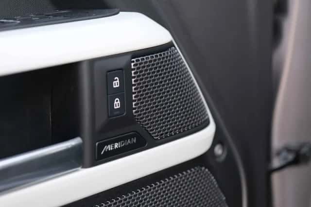 Land Rover Defender (2023) thumbnail 31