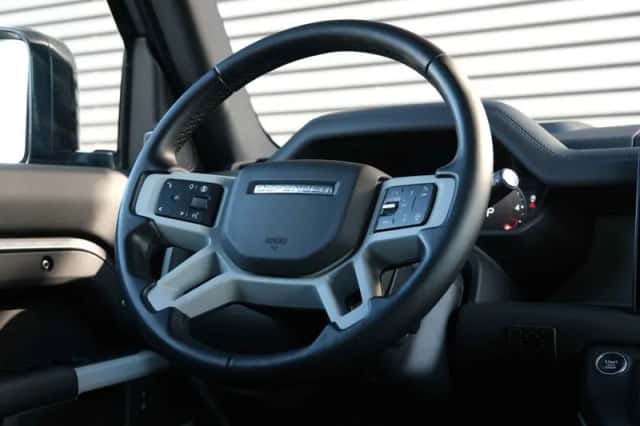 Land Rover Defender (2023) thumbnail 32